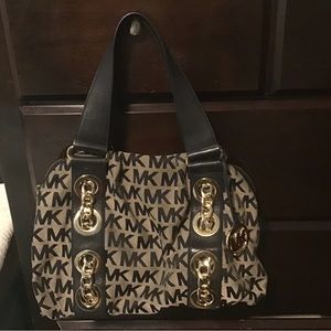 Beautiful Michael Kors, leather, nice and ver6 clean